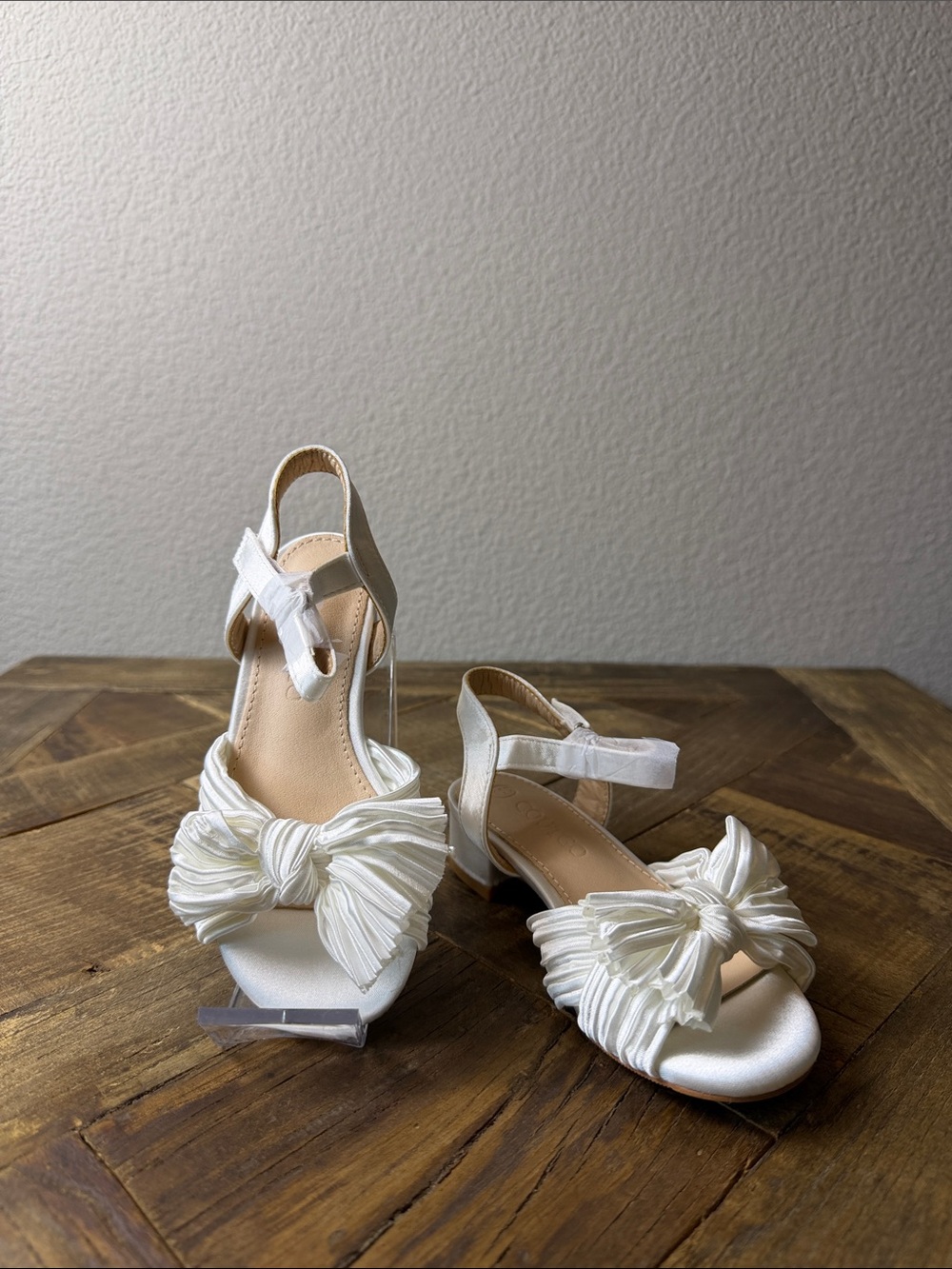 Size 10C Girls White Bow-Front Dress Sandals with Ankle Strap
